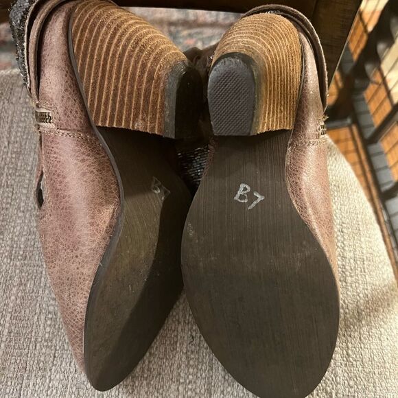 Gorgeous Not Rated size 6 cowgirl booties - Picture 7 of 7